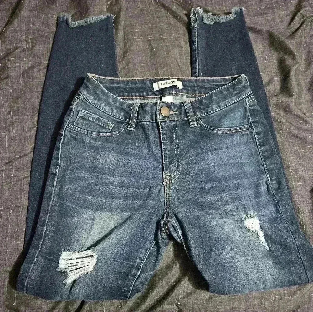 Ladies distressed refuge dark wash jeans!